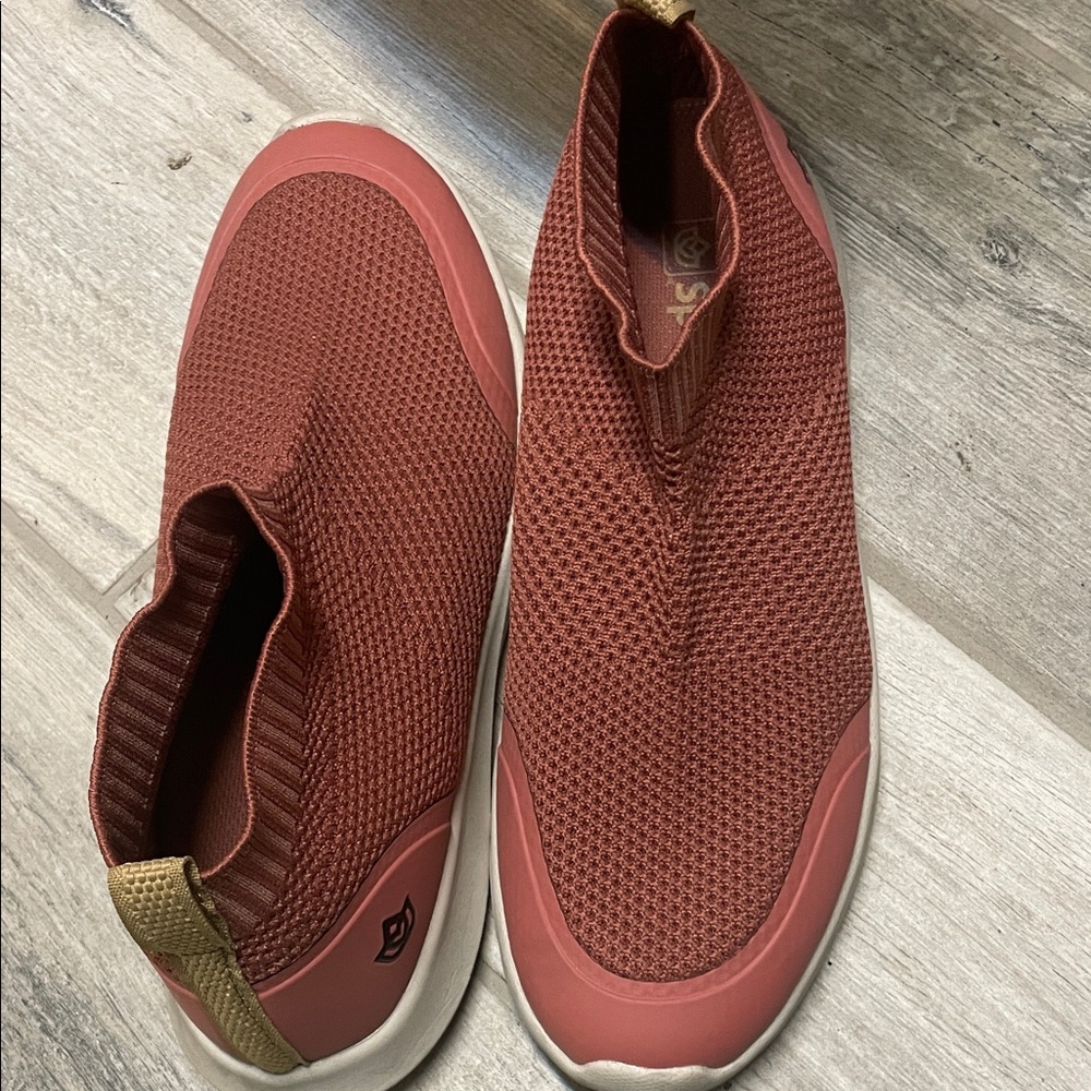 Women's Slip-On Athletic Shoes - Red